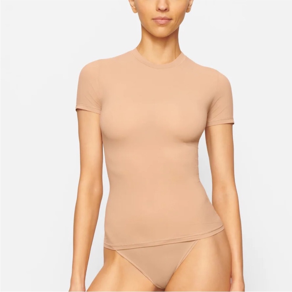 SKIMS Fits Everybody Nude Short Sleeve T-Shirt